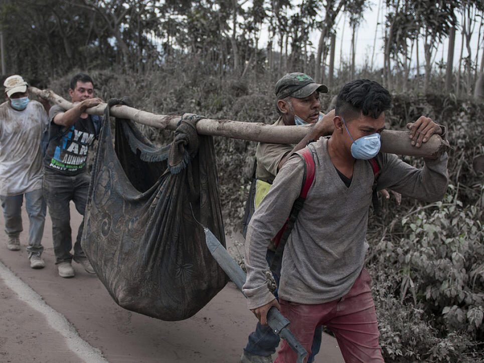 Helfer bergen ein Opfer des verheerenden Vulkanausbruchs in Guatemala.