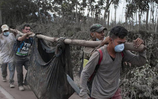 Helfer bergen ein Opfer des verheerenden Vulkanausbruchs in Guatemala.