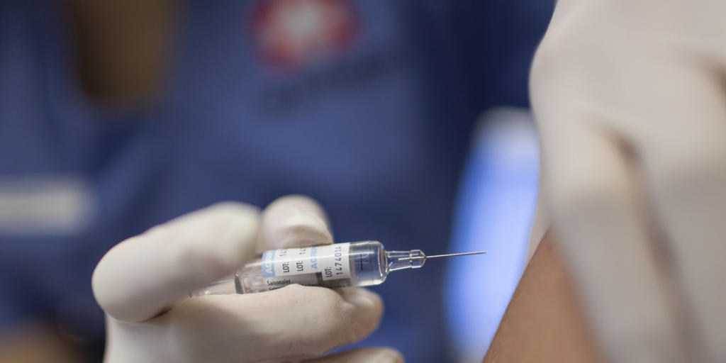 Eine Praxisassistentin verabreicht eine Grippeimpfung. Obwohl fast drei Viertel der Befragten regelmässige Gesundheitschecks als wichtig erachten, lehnen die meisten eine Grippeimpfung ab. (Archiv)