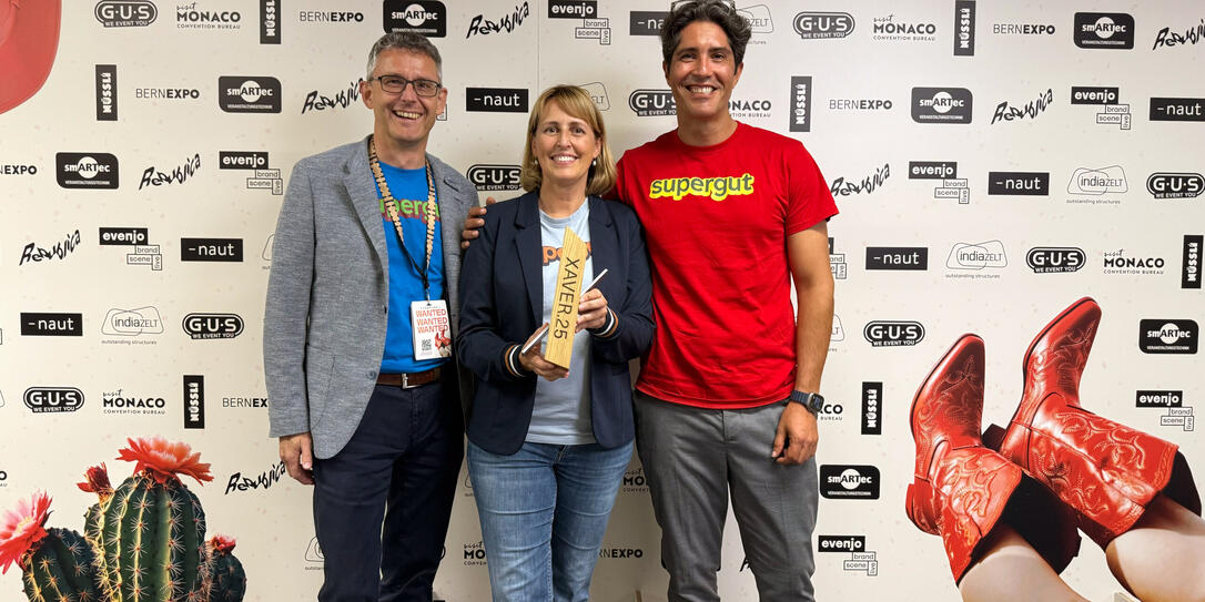 Gery Frick (Umsetzungspartner Gerryfrick), Michelle Kranz (Geschäftsführerin Hilti Foundation) und Fritz Hanselmann (Kommunikation Hilti Foundation) feiern die Silber-Auszeichnung beim Xaver-Award.