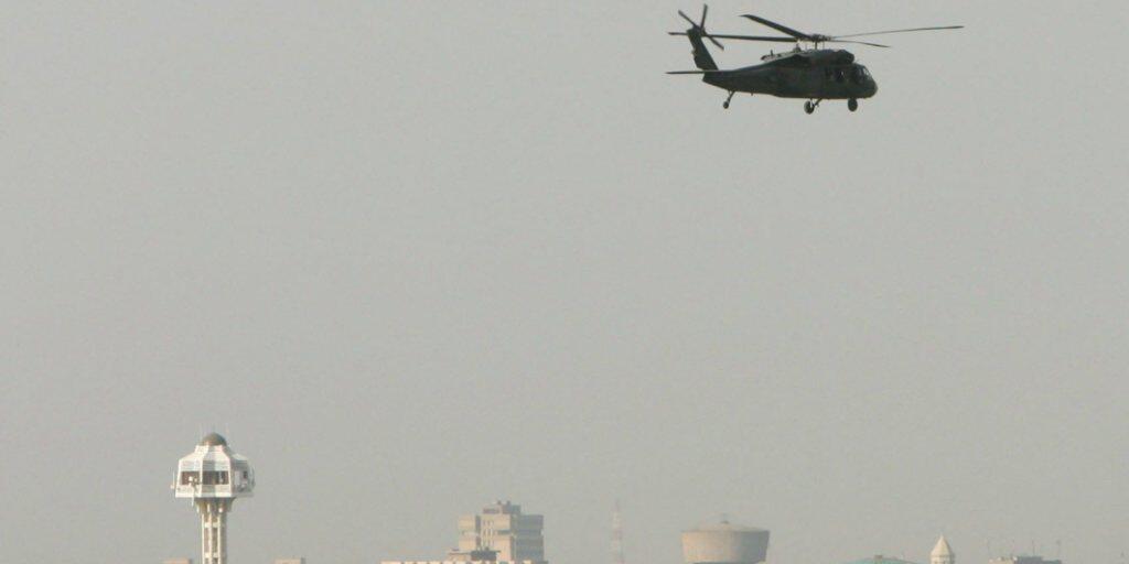 Helikopter fliegen über die stark bewachte sogenannte Grüne Zone in Bagdad. Darin befinden sich unter anderem die irakische Regierung und die US Botschaft.