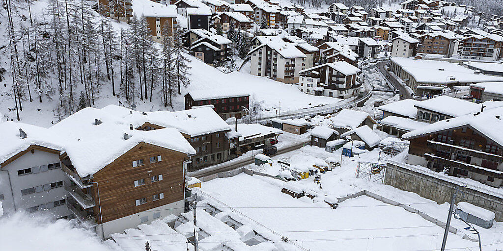 Die Bahnstrecke zwischen Täsch und Zermatt war am Mittwoch mit Hochdruck vom Schnee befreit worden.