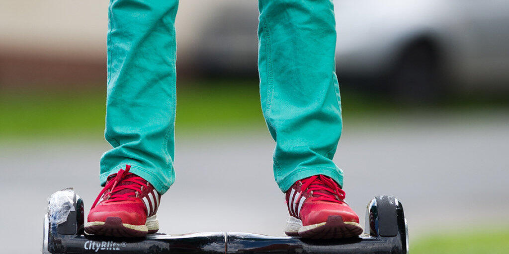 Mit einem Hoverboard unterwegs auf einer Strasse - die BFU warnt davor, Hoverboards und ähnliche Geräte im Strassenverkehr zu nutzen. (Archivbild) Mit einem Hoverboard unterwegs auf einer Strasse - die BFU warnt davor, Hoverboards und ähnliche Geräte im Strassenverkehr zu nutzen. (Archivbild)