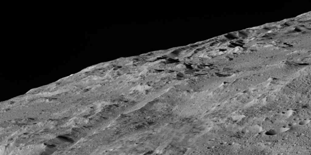 Auf ihrem tiefsten Orbit um den Zwergplaneten Ceres hat die NASA-Sonde Dawn diese detailgetreue Aufnahme der Kraterkette Gerber Catena zur Erde gefunkt.