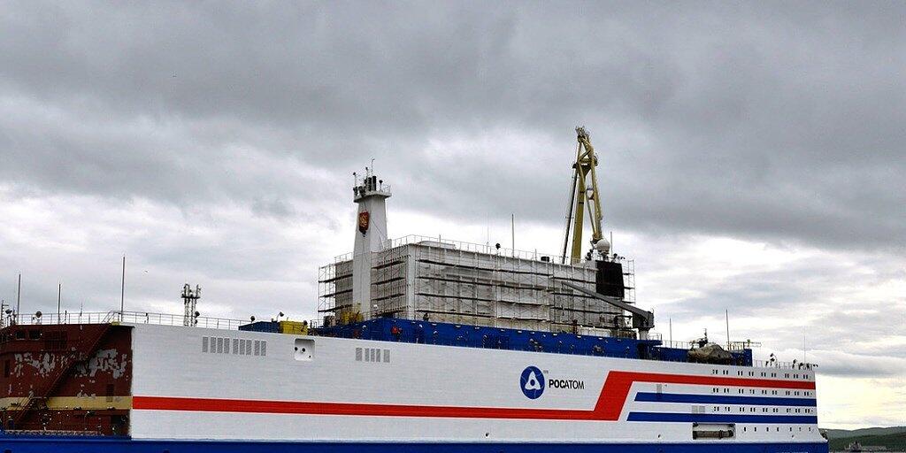 Die "Akademik Lomonossow", das erste schwimmende Atomkraftwerk, im Hafen von Murmansk. Die Anlage soll im August in den äussersten Nordosten Russlands geschleppt werden.