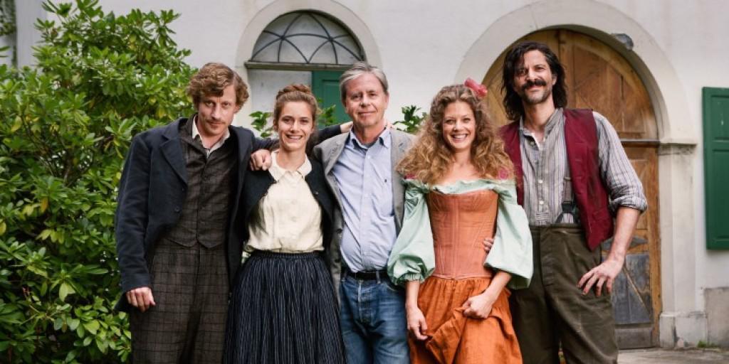 V.l.: Maxim Mehmet als Max, Miriam Stein als Anna, Regisseur Urs Egger, Marie Bäumer als Lina und Pasquale Aleardi als Tommaso (Bild SRF/Marcus Gyger) V.l.: Maxim Mehmet als Max, Miriam Stein als Anna, Regisseur Urs Egger, Marie Bäumer als Lina und Pasquale Aleardi als Tommaso (Bild SRF/Marcus Gyger)