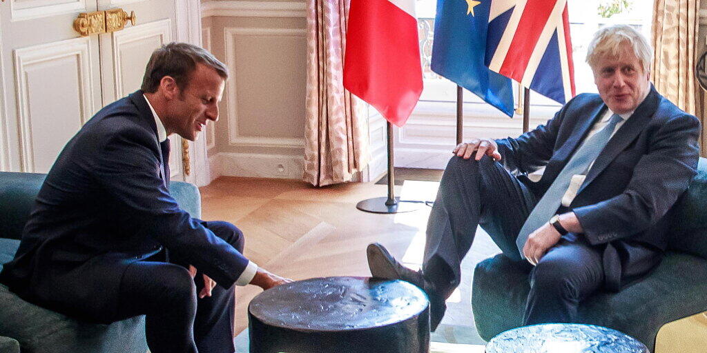 Nicht die feine englische Art: Der britische Premier Boris Johnson kritisiert böse Kommentare für seinen "informellen Ansatz" beim Treffen mit dem Französischen Präsidenten Emmanuel Macron.