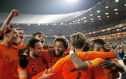 Die Niederländer bejubeln den Sieg über Weltmeister Frankreich