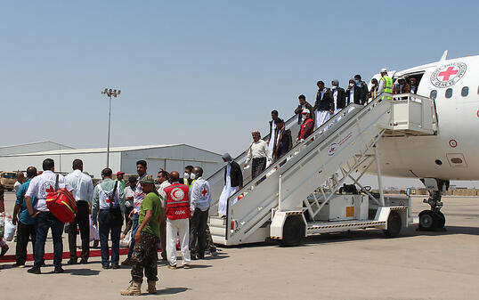 Jemenitische Gefangene, die von Huthis festgehalten wurden, verlassen nach ihrer Ankunft an einem Flughafen in Aden das Flugzeug. Der großangelegte zweitägige Austausch von Kriegsgefangenen zwischen den Konfliktparteien im Jemen ist erfolgreich beendet worden. Foto: Wail Shaif/dpa
