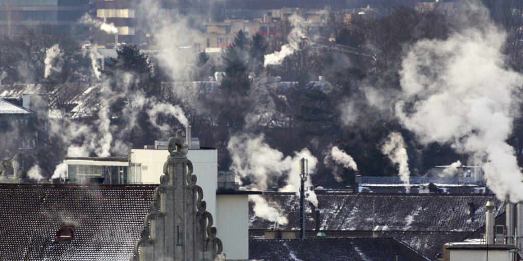 Die Schweiz soll ihren CO2-Aussstoss senken. Anders als der Nationalrat befürwortet die Umweltkommission des Ständerates Massnahmen im Inland. (Symbolbild)