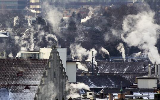 Die Schweiz soll ihren CO2-Aussstoss senken. Anders als der Nationalrat befürwortet die Umweltkommission des Ständerates Massnahmen im Inland. (Symbolbild)