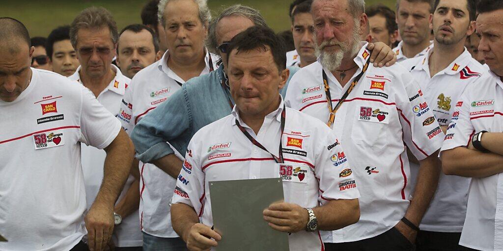 Fausto Gresini (in der Mitte) gedenkt im Oktober 2012 am Unfallort von Marco Simoncelli in der Nähe von Malaysias Hauptstadt Kuala Lumpur seinem früheren Fahrer