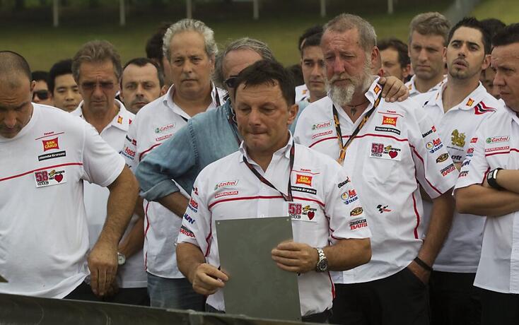 Fausto Gresini (in der Mitte) gedenkt im Oktober 2012 am Unfallort von Marco Simoncelli in der Nähe von Malaysias Hauptstadt Kuala Lumpur seinem früheren Fahrer