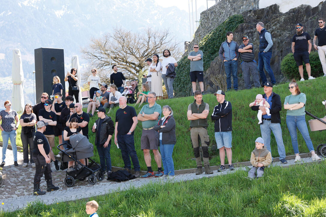 Schluss&uuml;bung beim Kurs f&uuml;r neue Feuerwehrleute beim "Restaurant L&ouml;wen&raquo; in Gamprin-Bendern.