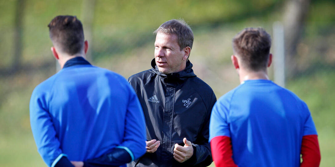 Liechtensteins Nationaltrainer Rene Pauritsch instruiert seine Jungs. Liechtensteins Nationaltrainer Rene Pauritsch instruiert seine Jungs.