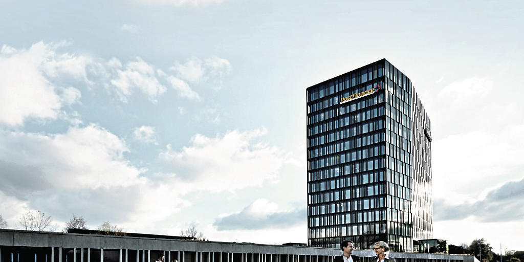 Hauptsitz der Postfinance in Bern: Als erstes grosses Finanzinstitut der Schweiz erhebt die Tochtergesellschaft der Post Strafgebühren für Privatkunden.