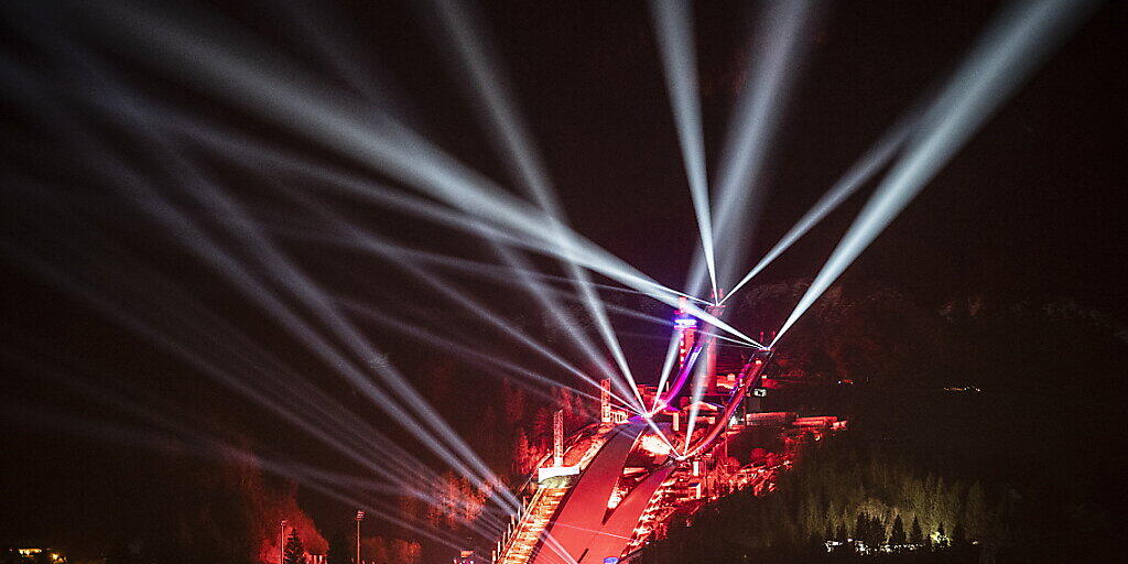 Spektakul&auml;r, aber ohne Zuschauer: Die Skisprung-Arena in Oberstdorf w&auml;hrend der Er&ouml;ffnungsfeier der WM