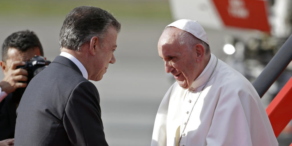 Kolumbiens Präsident Juan Manuel Santos begrüsst Papst Franziskus am Flughafen in Bogotá.