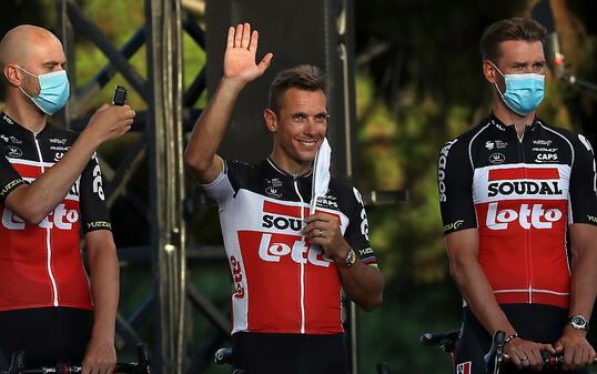 Bei der Tour-Vorstellung am Donnerstagabend stimmte die Laune beim ehemaligen Weltmeister Philippe Gilbert (Mitte) noch, am Sonntag jedoch musste er wegen einer gebrochenen Kniescheibe aufgeben