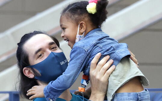 Dank der erfolgreichen Mama im Mittelpunkt: die dreijährige Alexis junior, Tochter von Serena Williams, schaut mit ihrem Vater Alexis Ohanian zu