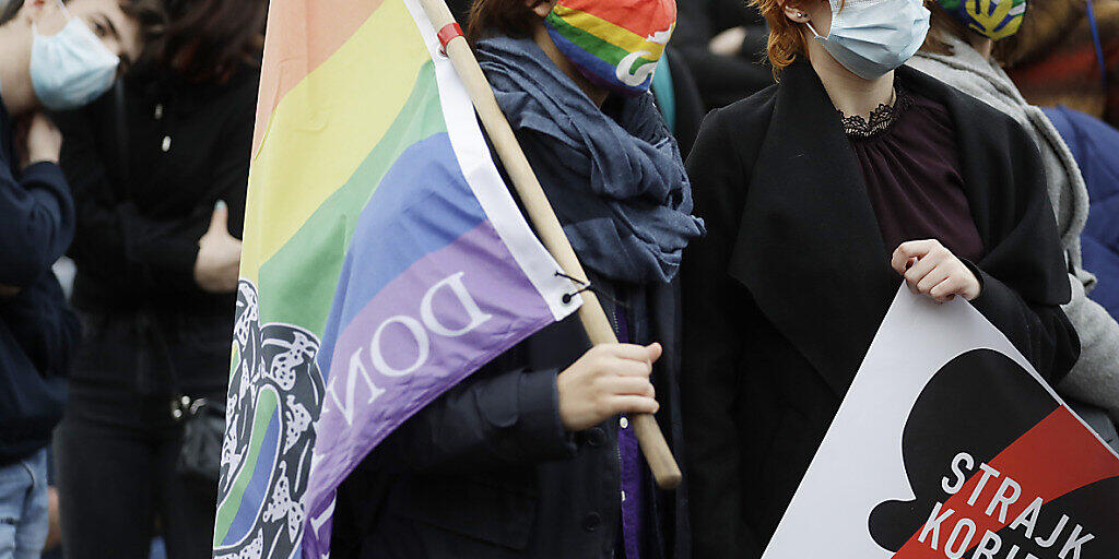 Frauenrechtsaktivistinnen nehmen an einem von der Frauenrechts-Organisation «Strajk Kobiet» organisierten «Generalstreik» teil. Foto: Czarek Sokolowski/AP/dpa Frauenrechtsaktivistinnen nehmen an einem von der Frauenrechts-Organisation «Strajk Kobiet» organisierten «Generalstreik» teil. Foto: Czarek Sokolowski/AP/dpa