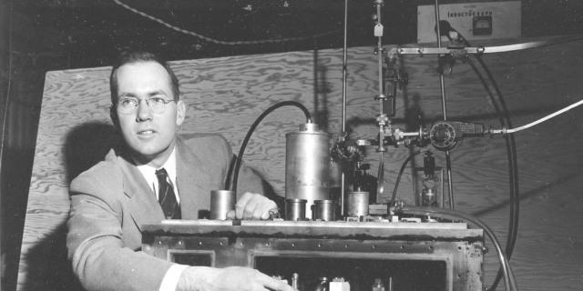 Charles Townes bei einer Medienkonferenz 1950 (Archiv)