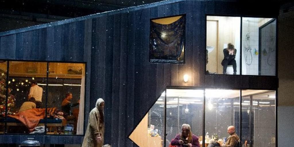 Simon Stones radikale Tschechow-Überschreibung "Drei Schwestern" am Theater Basel wurde in der Kritikerumfrage der Fachzeitschrift "Theater heute" zum "Stück des Jahres" gewählt. (zVg Theater Basel)