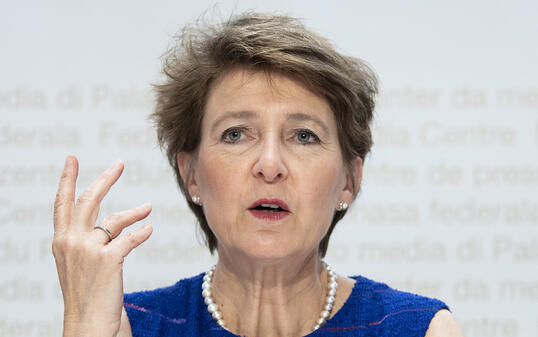 Umweltministerin Simonetta Sommaruga präsentiert das Klimapaket, das der Bundesrat der Verwaltung verordnet. Die Bundesangestellten sollen weniger fliegen - und wenn, dann Economy statt Business.