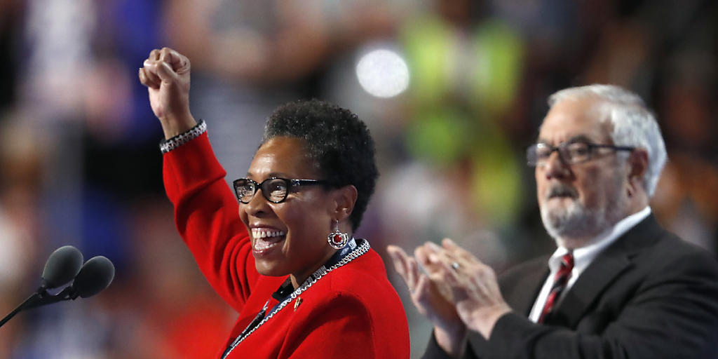 Anstelle der eigentlichen Parteichefin Debbie Wasserman Schultz leitet nun Marcia Fudge die Parteiversammlung der US-Demokraten. Die Parteiführung entschuldigte sich nach der Veröffentlichung interner E-Mails bei Bernie Sanders, der bei der Parteispitze im Wahlkampf wenig Rückhalt fand.