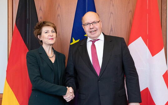 Bundesrätin Simonetta Sommaruga und Peter Altmaier, der deutsche Bundesminister für Wirtschaft und Energie, in Berlin.
