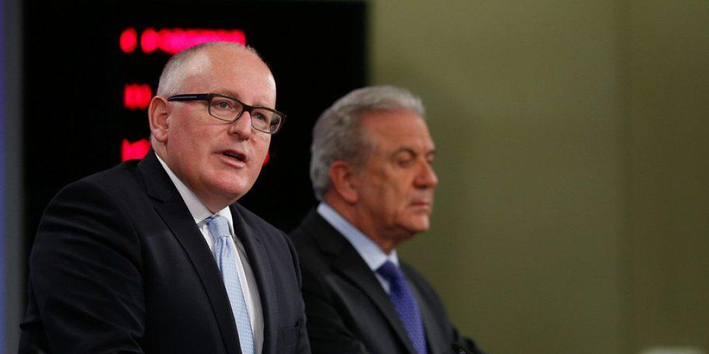 Der Vizepräsident der EU-Kommission, Frans Timmermans (links) und EU-Innenkommissar Dimitris Avramopoulos am Mittwoch in Brüssel vor den Medien.