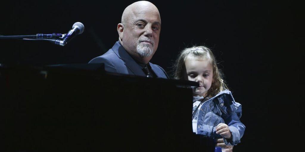 Billy Joel mit seiner Tochter Della Rose im Madison Square Garden, wo er am Mittwoch zum 100. Mal spielte.