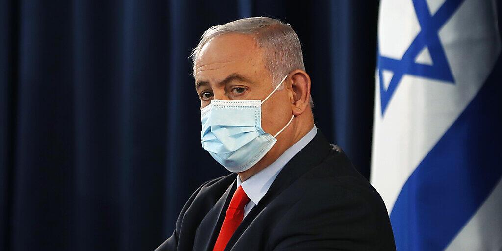 Der israelische Premier Benjamin Netanjahu trägt während der wöchentlichen Kabinettssitzung eine Maske. Angesichts eines Neuanstiegs von Corona-Infektionen in Israel hat Netanjahu die Bürger zu mehr Disziplin gemahnt. (Zu dpa "Neuanstieg von Corona-Infektionen: Netanjahu mahnt Israelis") Foto: Ronen Zvulun/Pool Reuters/AP/dpa