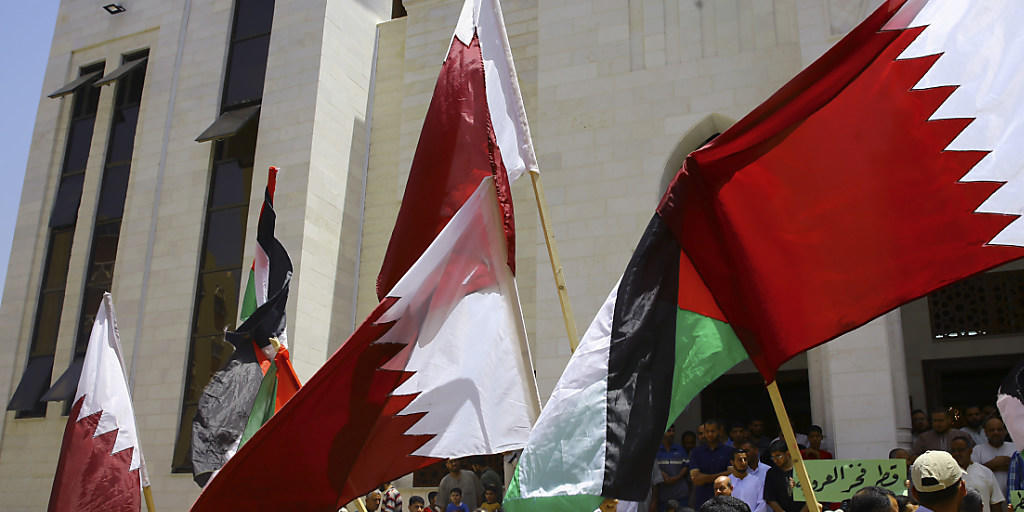 Solidaritäts-Kundgebung für Katar im Gazastreifen. Demonstranten mit der weinrot-weissen Katar-Flagge sowie der palästinensischen Flagge Solidaritäts-Kundgebung für Katar im Gazastreifen. Demonstranten mit der weinrot-weissen Katar-Flagge sowie der palästinensischen Flagge