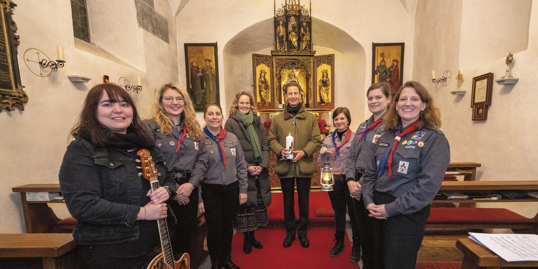 241218 Pfadfinder verteilen das Friedenslicht