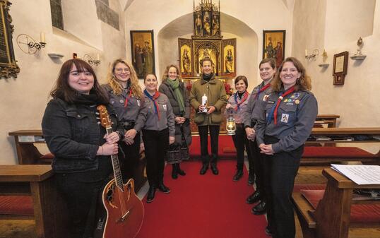 241218 Pfadfinder verteilen das Friedenslicht
