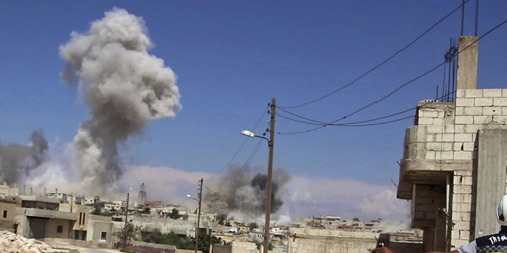 Luftschläge in der Nähe von Idlib: Ein ziviler Helfer im Dorf Hobeit.