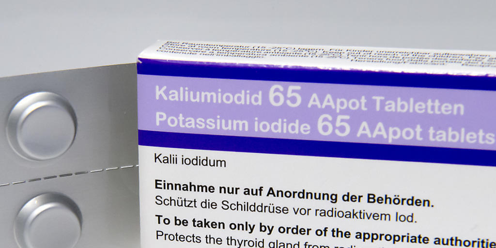 Die neue Packung Kaliumiodid 65 AApot Tabletten,wie sie nun auch an die Schulen verteilt wurden. Die Auslieferung an die Firmen wird noch bis im August andauern. (Archivbild)