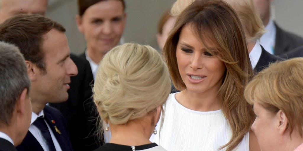 US-First-Lady Melania Trump (Mitte) im Gespräch mit der französischen Première Dame Brigitte Macron (von hinten) vor der Elbphilharmonie - flankiert von Kanzlerin Angela Merkel (rechts) und dem französischen Präsidenten Emmanuel Macron (links).