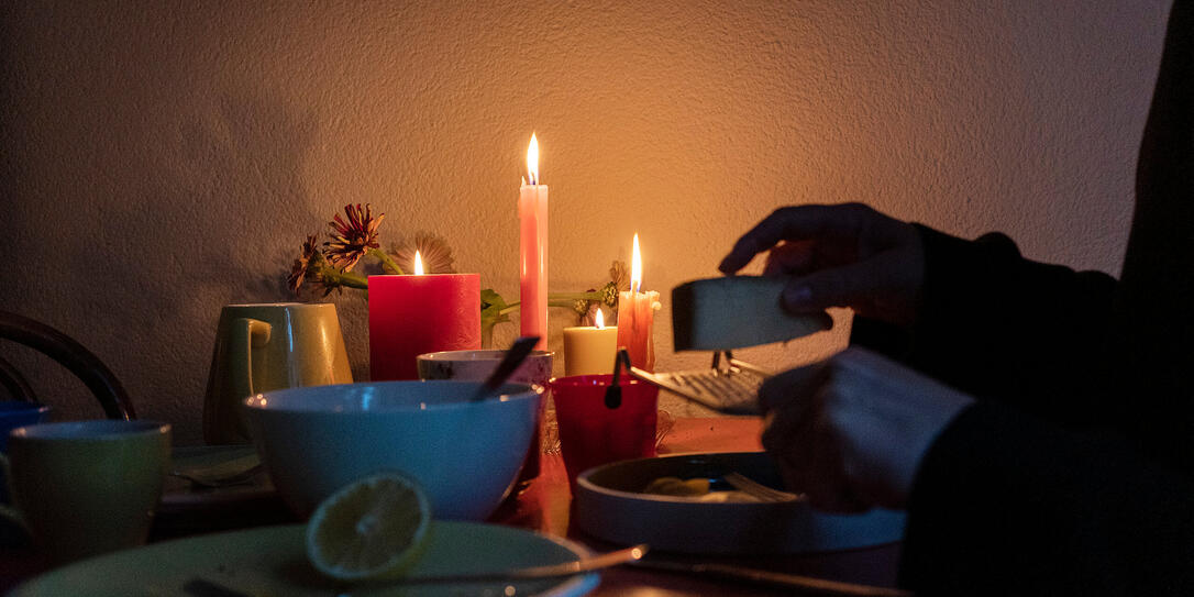 KERZENLICHT, LICHT, KERZE, STROMVERBRAUCH, STROMSPARMASSNAHME, ENERGIEVERBRAUCH, ENERGIESPARMASSNAHME, ESSTISCH, KUECHENTISCH, TISCH, ESSEN, MAHLZEIT, KERZENLICHT, LICHT, KERZE, STROMVERBRAUCH, STROMSPARMASSNAHME, ENERGIEVERBRAUCH, ENERGIESPARMASSNAHME, ESSTISCH, KUECHENTISCH, TISCH, ESSEN, MAHLZEIT,
