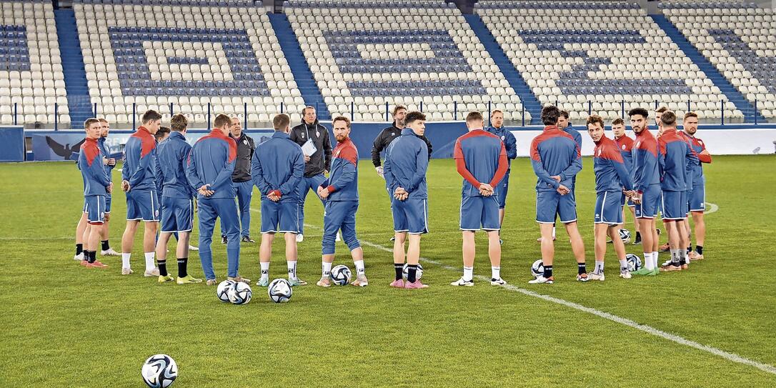 Abschluss-Training im Antonis-Papadopoulus-Stadion in Larnaca. Der Test findet am Dienstag um 18 Uhr statt. Abschluss-Training im Antonis-Papadopoulus-Stadion in Larnaca. Der Test findet am Dienstag um 18 Uhr statt.