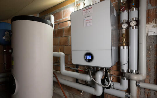 GASHEIZUNG, BRENNER, HEIZUNGSANLAGE, HEIZUNG, ERDGAS, GAS,  BRENNER, GASBRENNER, BOILER, WARMWASSER, WARMWASSERBOILER,  BOESCH,