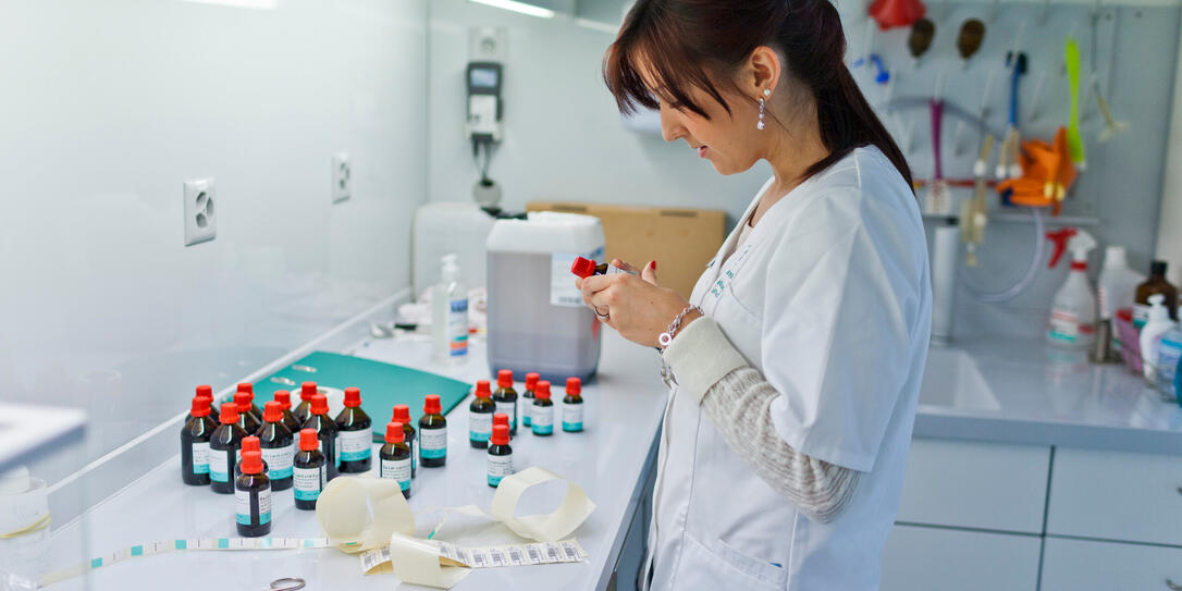 GESUNDHEIT, APOTHEKE, ARZNEIMITTEL, ARZNEI, MEDIKAMENTE, MEDIKAMENT, PHARMA, PHARMAINDUSTRIE, APOTHEKEN, TABLETTEN, TABLETTE, PILLE, PILLEN, LADEN, FLASCHE, ETIKETTE,