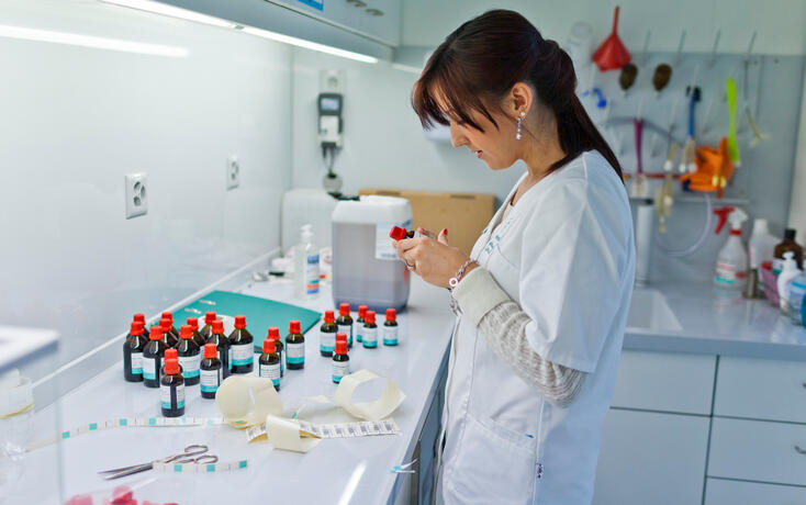 GESUNDHEIT, APOTHEKE, ARZNEIMITTEL, ARZNEI, MEDIKAMENTE, MEDIKAMENT, PHARMA, PHARMAINDUSTRIE, APOTHEKEN, TABLETTEN, TABLETTE, PILLE, PILLEN,  LADEN, FLASCHE, ETIKETTE,