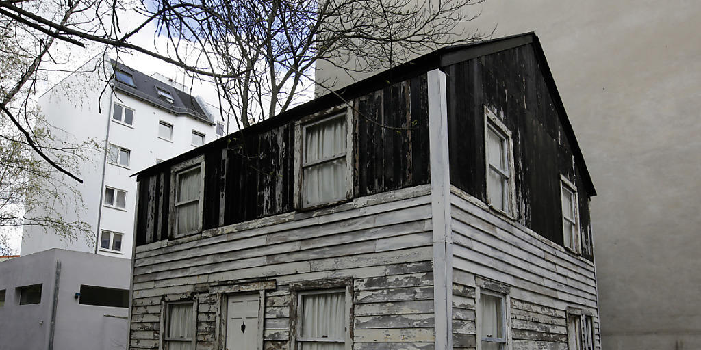 US-Künstler Ryan Mendoza baute das Haus von Rosa Parks im Garten seines Hauses im Stadtteil Wedding in Berlin wieder auf. US-Künstler Ryan Mendoza baute das Haus von Rosa Parks im Garten seines Hauses im Stadtteil Wedding in Berlin wieder auf.