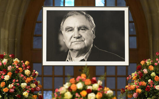 Ein Porträt vom verstorbenen Schauspieler Jörg Schneider hängt während der Gedenkfeier in der Zürcher Fraumünsterkirche.