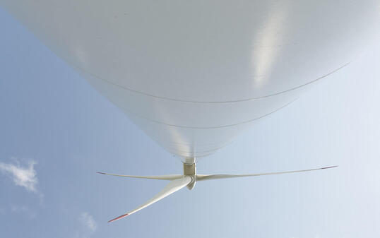 Obwohl sie als Lieferanten für saubere Energie Windkraftanlagen gelten, haben Windkraftanlagen auch Gegner, die etwa unter Lärm der Rotoren leiden oder sich daran stören, die die Anlagen, eine Landschaft verändern (Symbolbild)