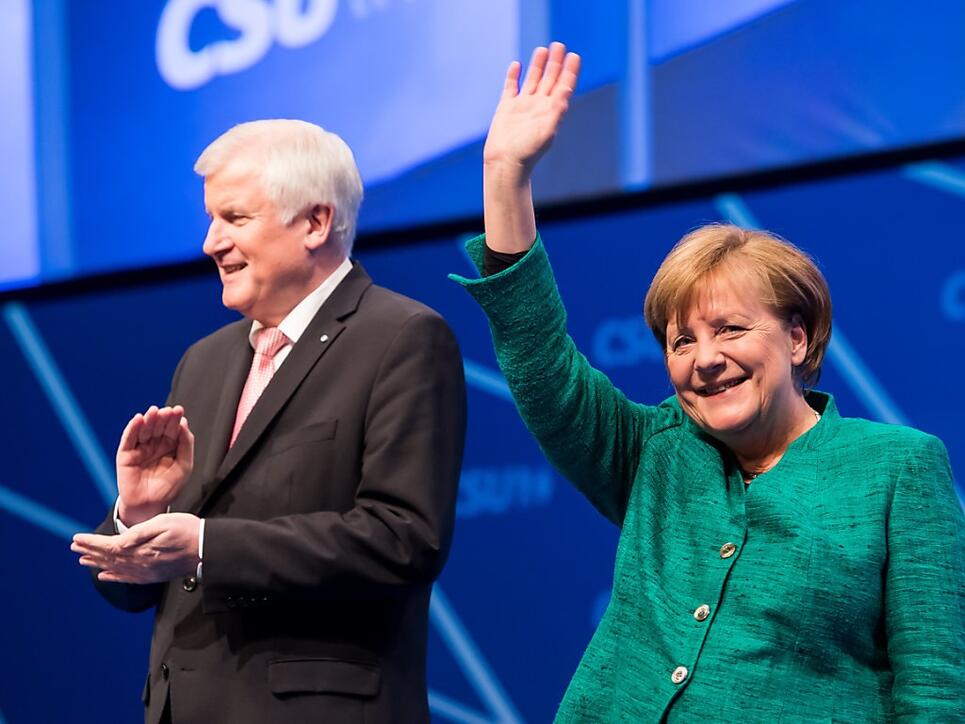 Die Unionsparteien in Deutschland unter der Führung von Horst Seehofer und Angela Merkel legen zum Jahresende in der Wählergunst leicht zu.