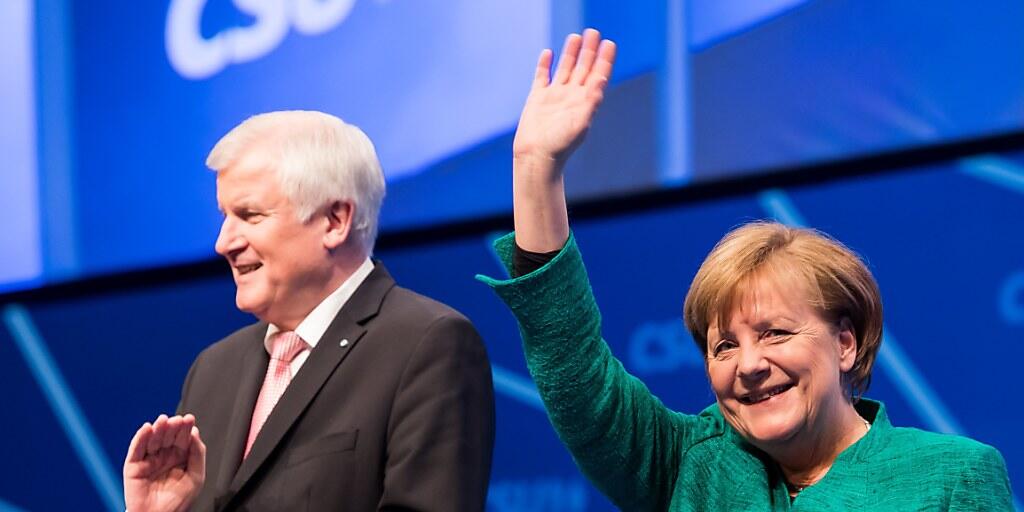 Die Unionsparteien in Deutschland unter der Führung von Horst Seehofer und Angela Merkel legen zum Jahresende in der Wählergunst leicht zu.