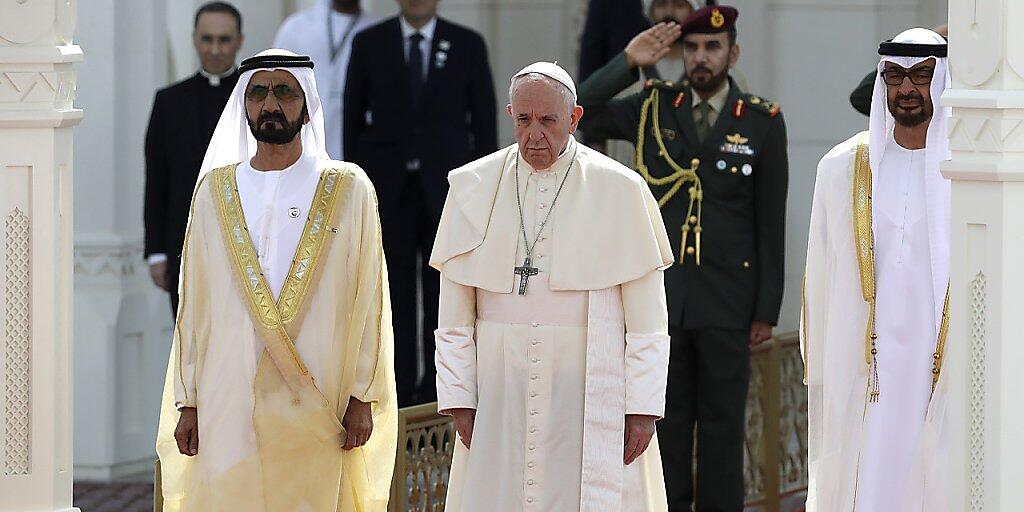 Bei seinem Besuch in den Vereinigten Arabischen Emiraten wird Papst Franziskus von Kronprinz Mohammed bin Said Al Nahjan im Präsidentenpalast in Abu Dhabi empfangen.